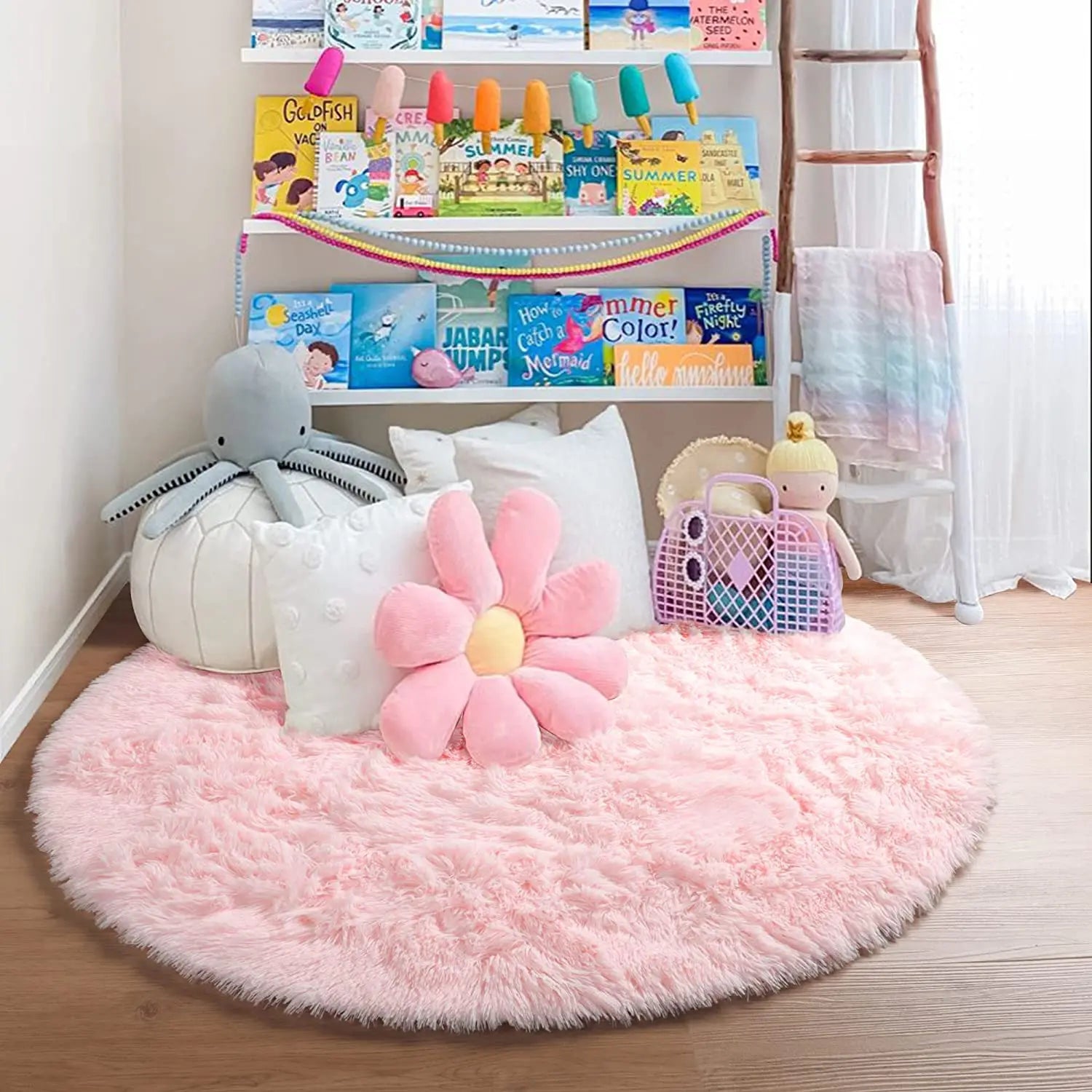 Tapis rond rose poil long en coin lecture avec étagère de livres et peluche fleur