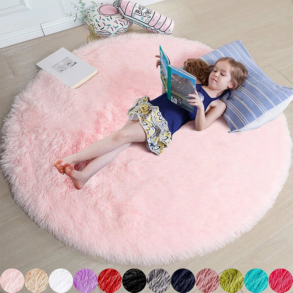 Fillette qui lit allongée sur un tapis rond rose poil long, palette de coloris disponibles en bas de l'image