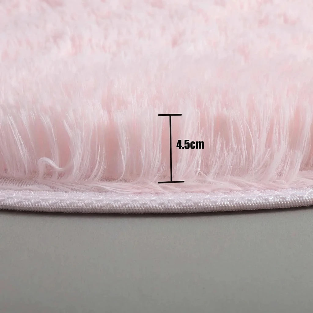 Détail du bord cousu et de la hauteur du poil de 4,5 cm du tapis rond rose