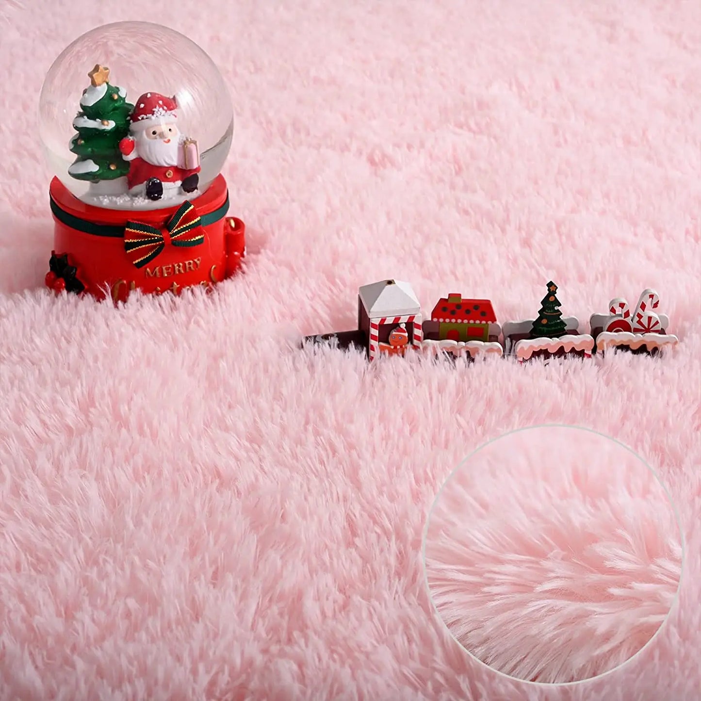 Tapis rond rose poil long avec décor de Noël, boule à neige père Noël et petit train