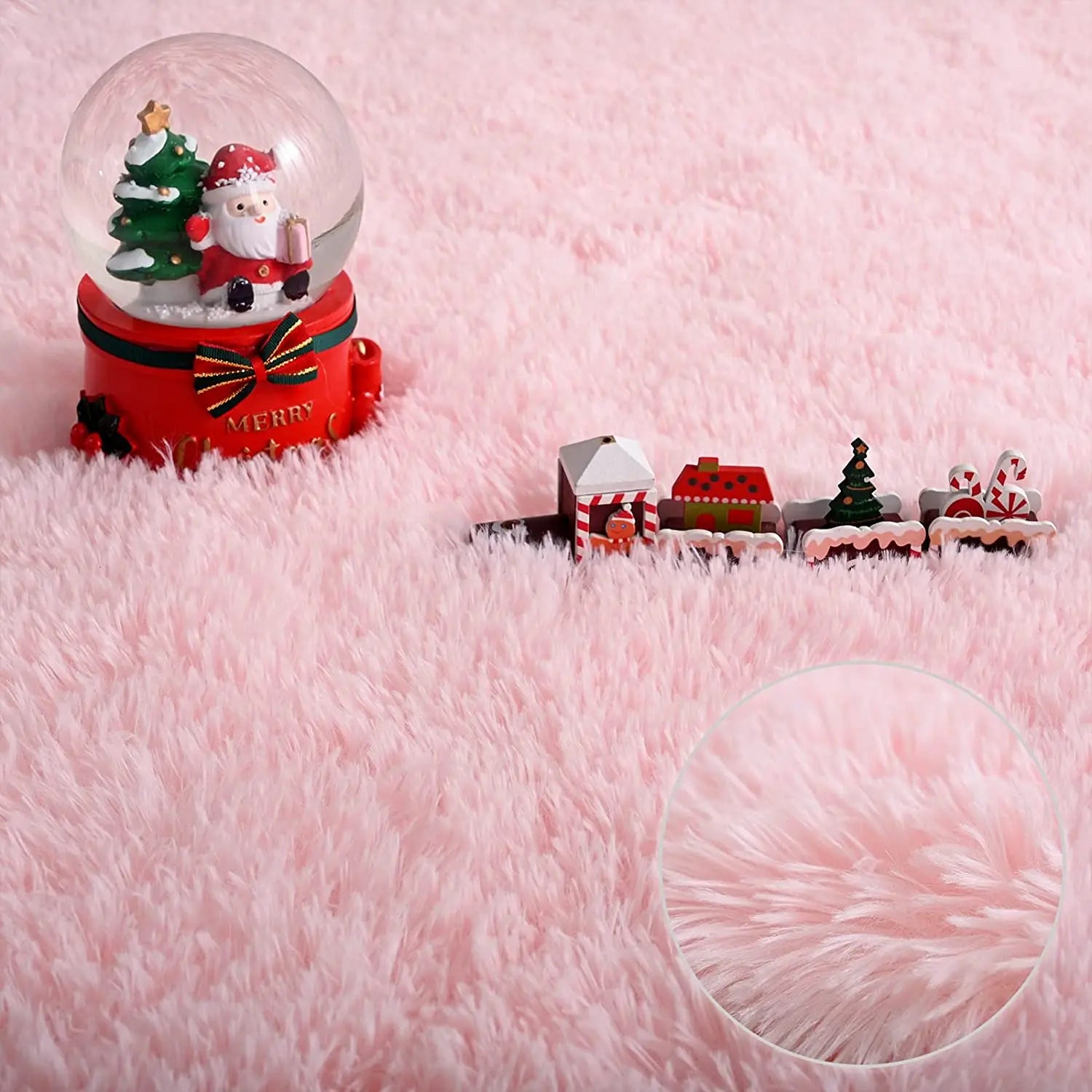Tapis rond rose poil long avec décor de Noël, boule à neige père Noël et petit train