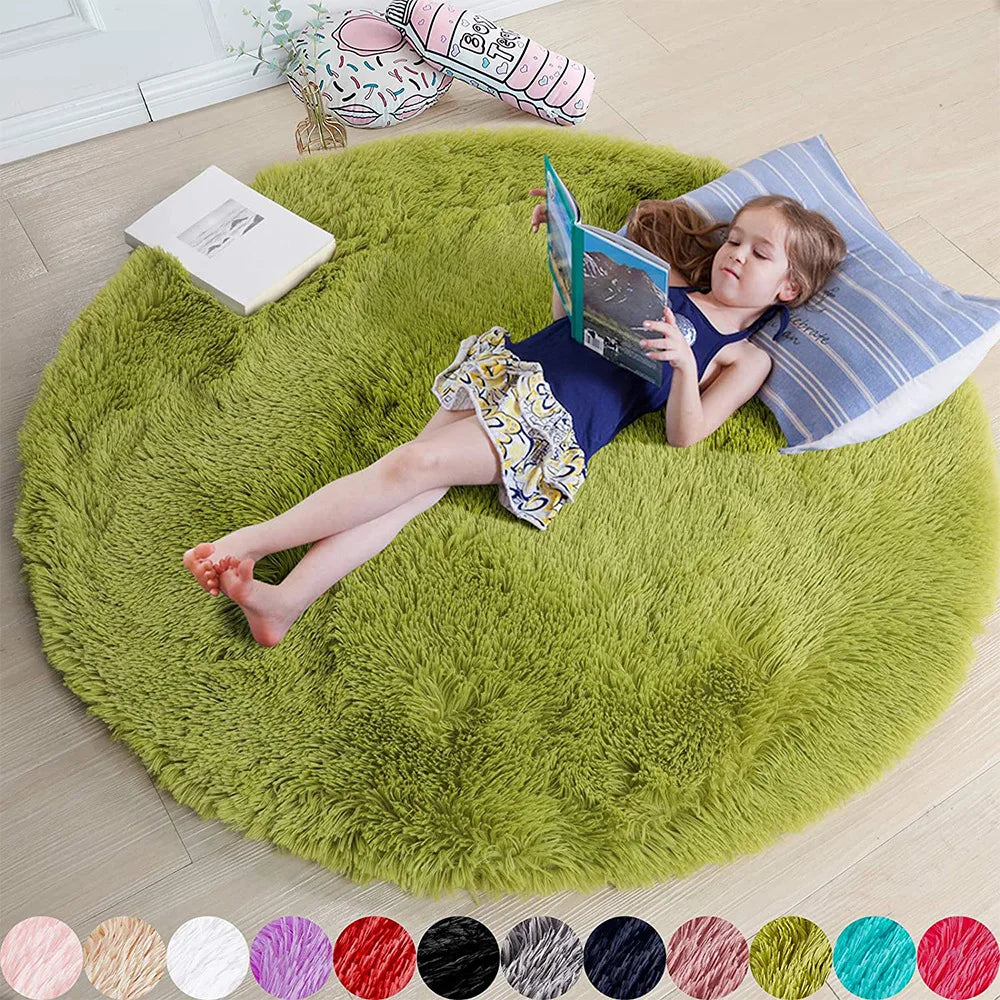 Petite fille lisant un livre, allongée sur un tapis rond vert prairie poil long
