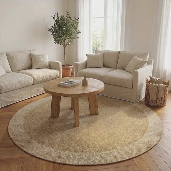 Tapis rond Wilton effet sisal beige en situation dans un salon lumineux
