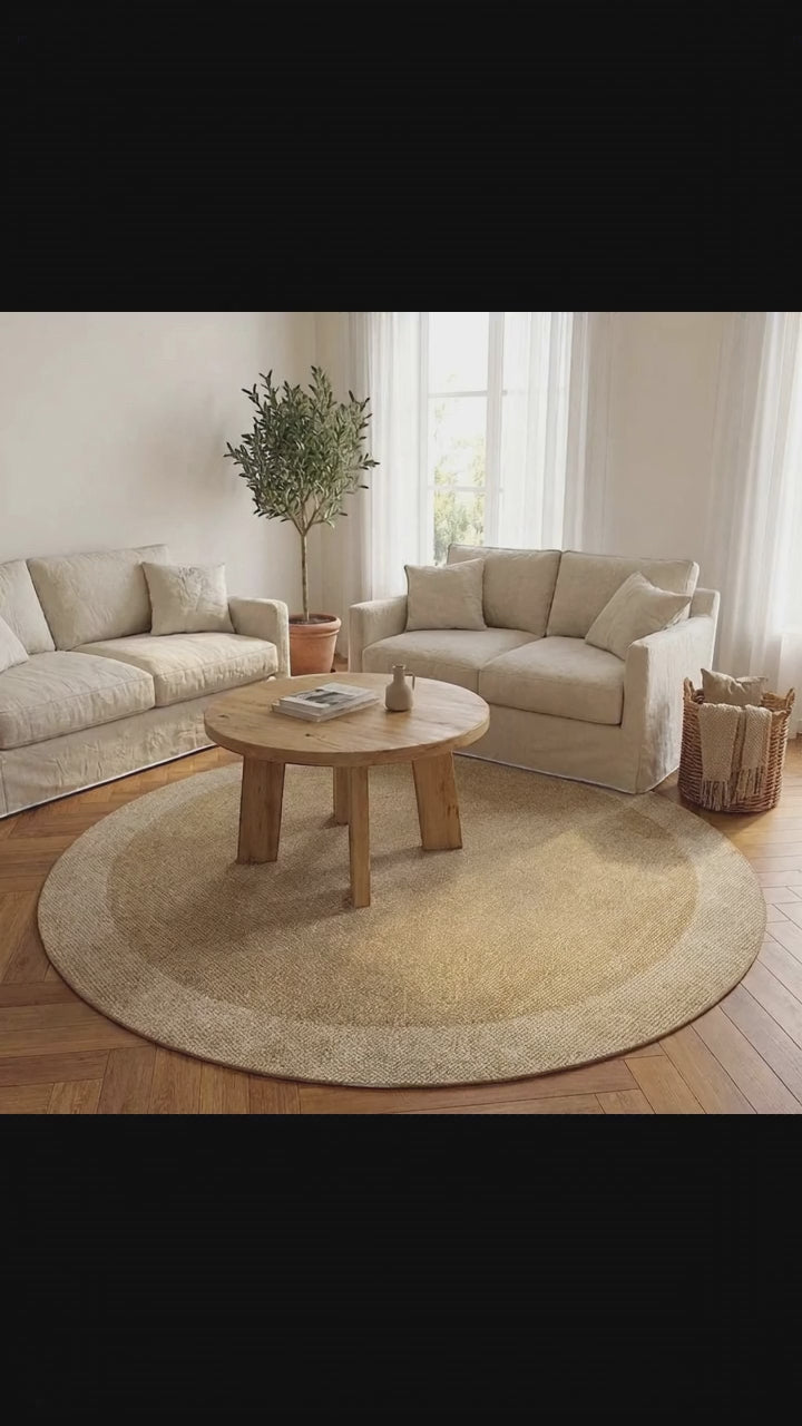 Tapis rond Wilton effet sisal beige en situation dans un salon lumineux