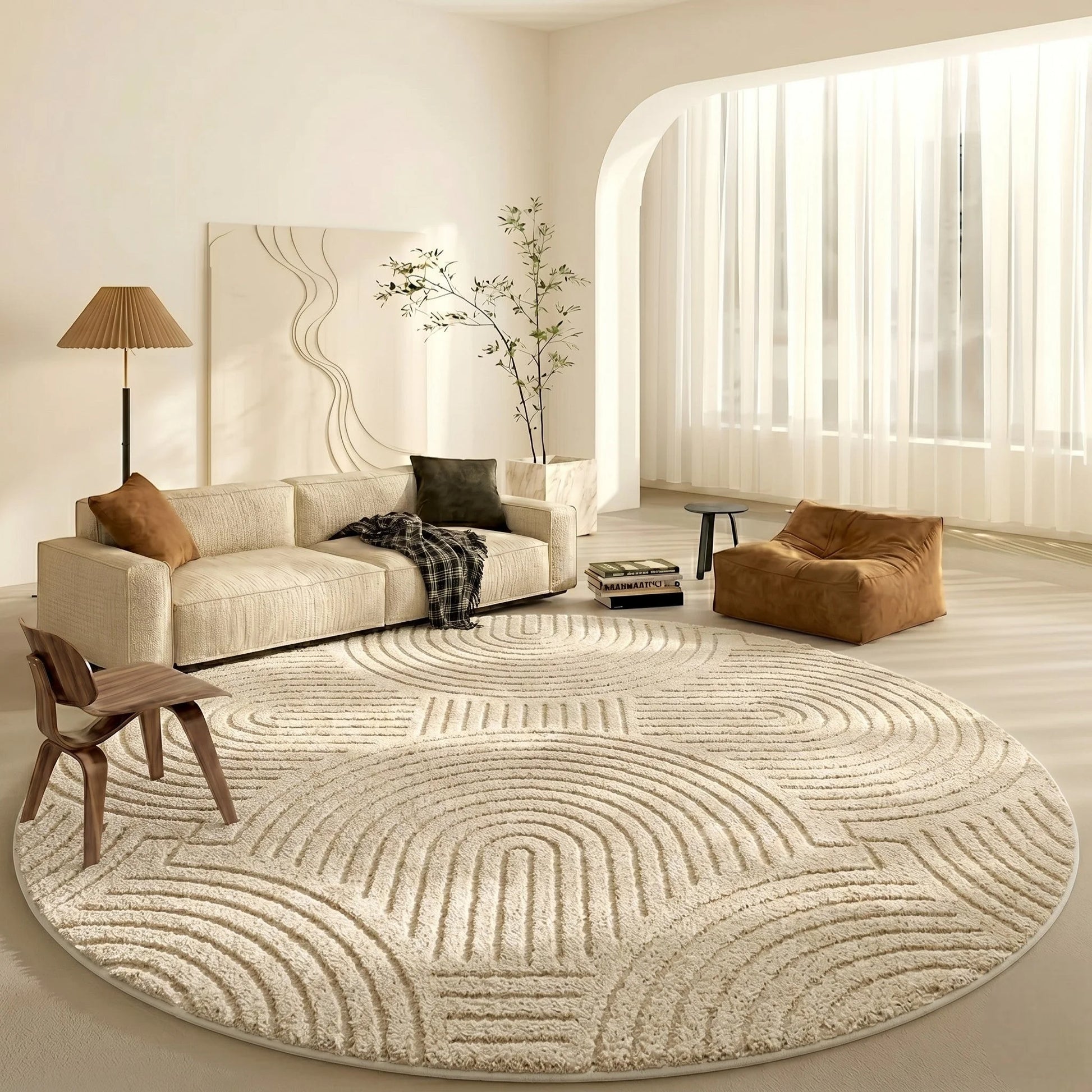 Rondea tapis rond beige motif arches concentriques posé dans un salon japandi avec canapé sable et fauteuil cuir cognac