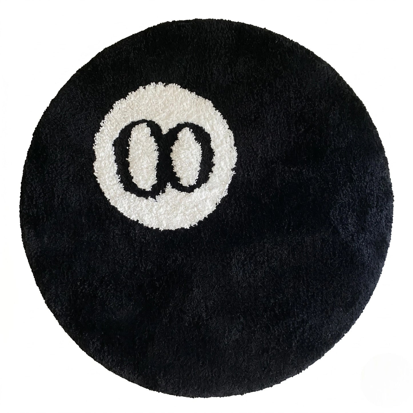 Vue verticale tapis rond noir et blanc avec un numéro 8 sur fond blanc