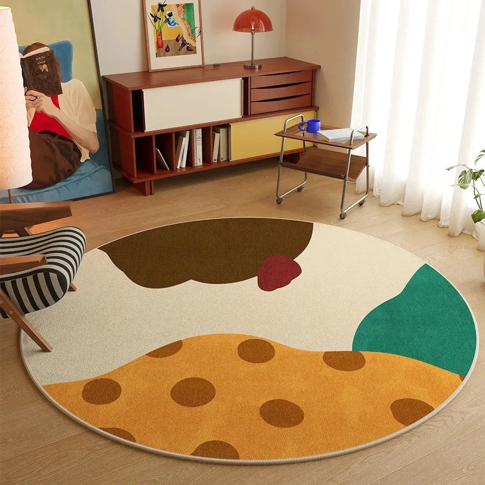 Tapis rond abstrait organique multicolore comme pièce maîtresse d'un salon contemporain