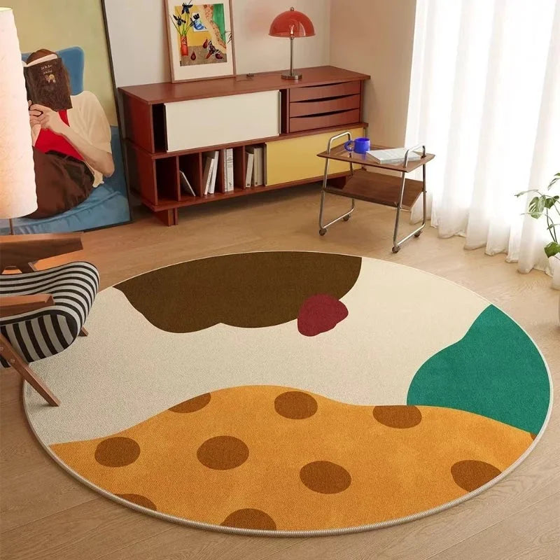 Tapis rond abstrait organique multicolore esprit Matisse dans un studio minimaliste