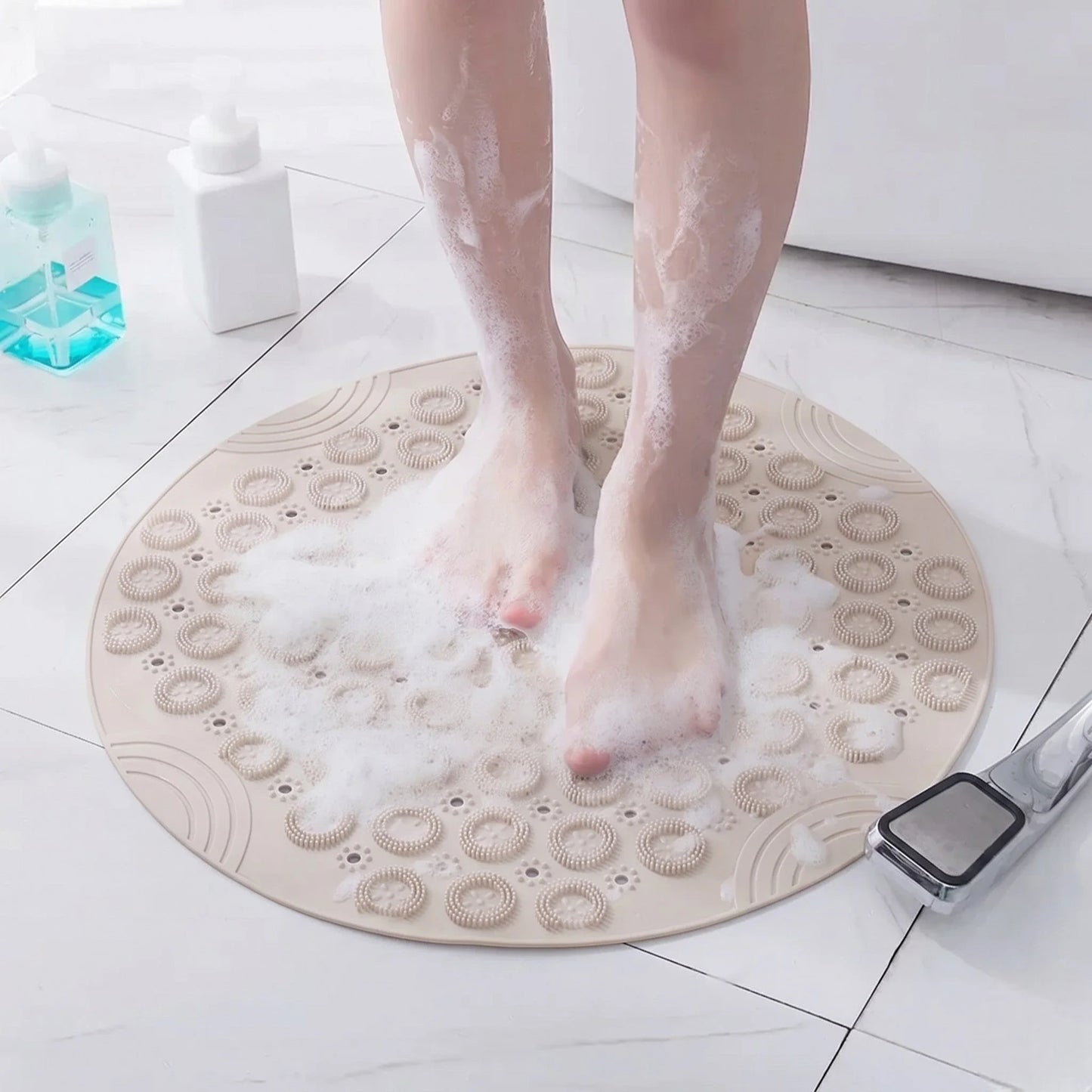 Tapis rond bain antidérapant beige posé devant une douche, ambiance salle de bain claire Rondea