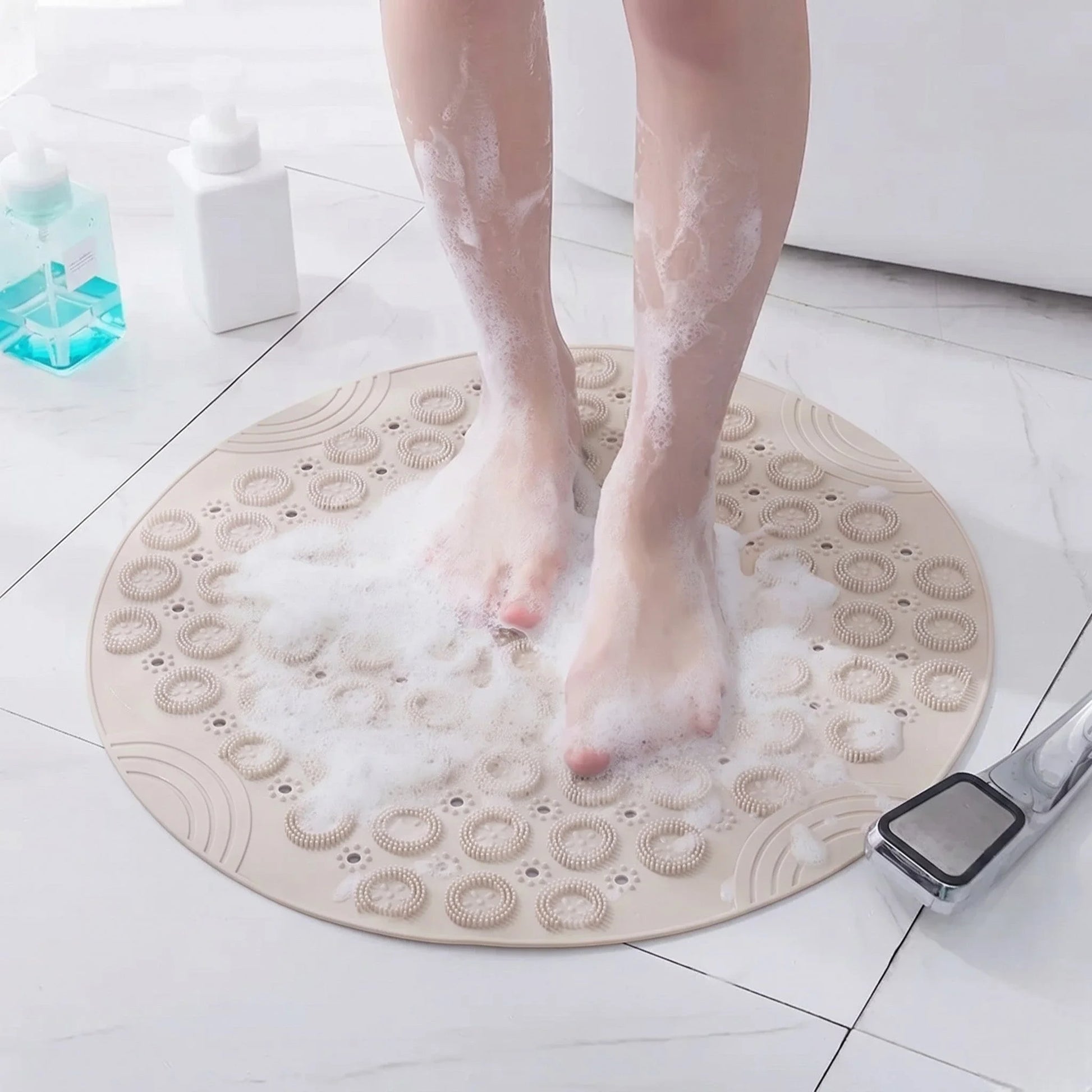 Tapis rond bain antidérapant beige posé devant une douche, ambiance salle de bain claire Rondea