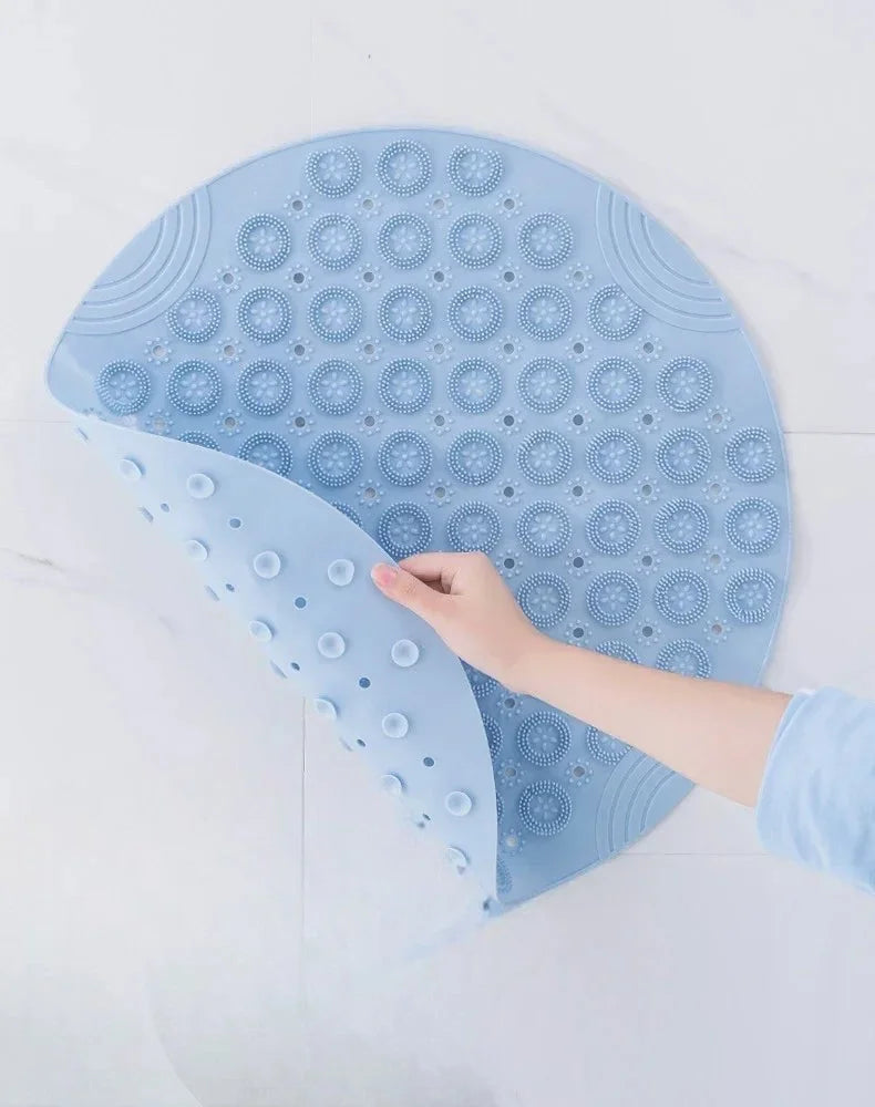 Tapis rond bleu de bain format 55 cm dans salle d'eau parisienne