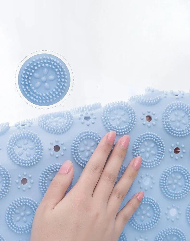 Détail du motif rayé et des picots du tapis rond bleu de bain