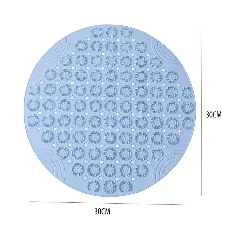 Pieds nus sur tapis rond bleu de bain, gros plan picots massants en PVC