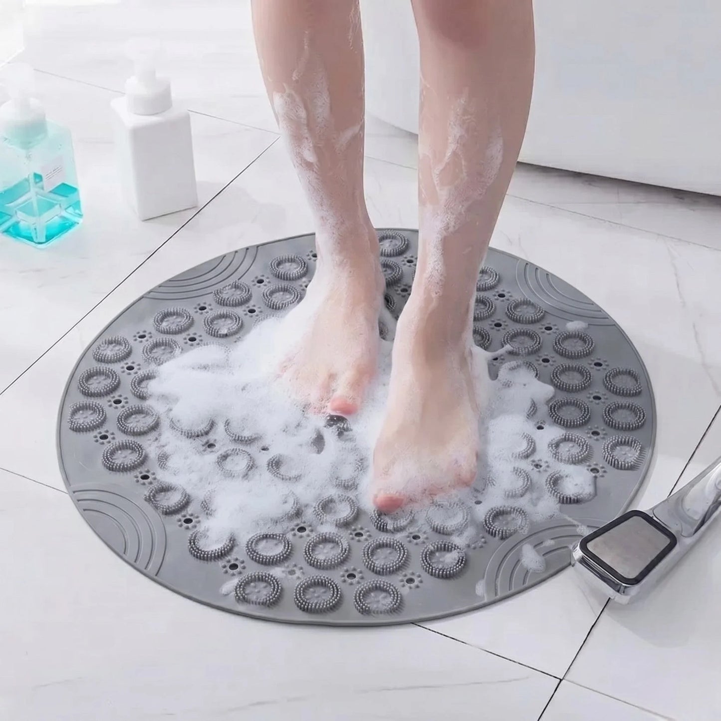 Dos du tapis rond gris avec ventouses en silicone pour fixation sur carrelage