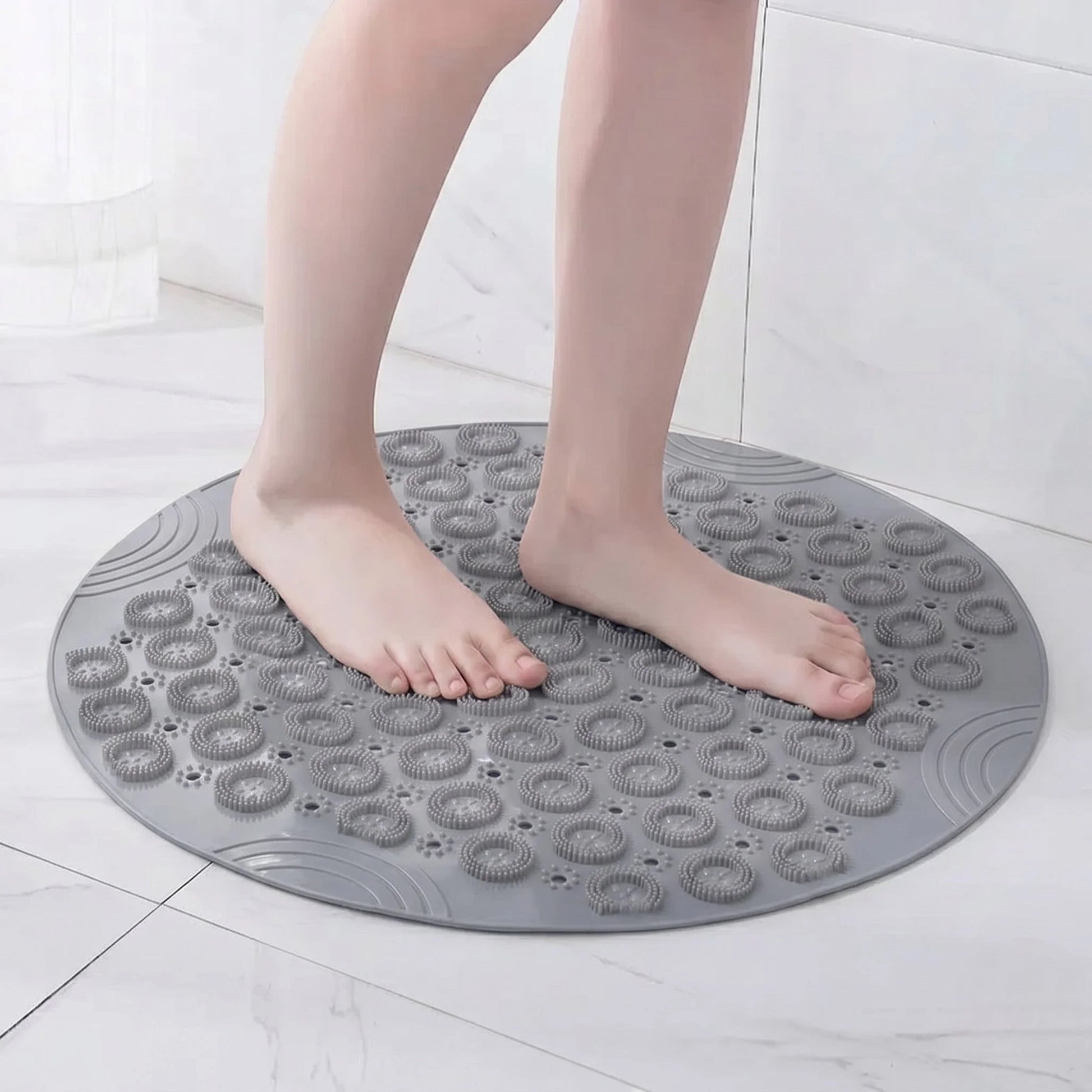 Tapis rond bain gris posé devant une douche walk-in, esthétique salle de bain contemporaine