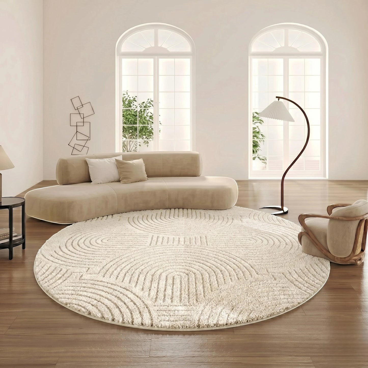 Tapis rond beige motif arches concentriques dans un salon clair avec canapé courbe crème, fauteuil en cannage et fenêtres arquées
