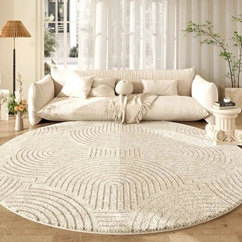 Tapis rond beige motif arches concentriques dans un salon lumineux avec canapé crème nuage et lampadaire rotin