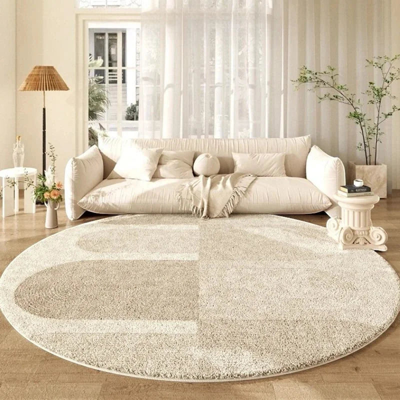 Tapis rond beige blocs géométriques en damier devant un canapé crème nuage avec lampadaire et baie vitrée