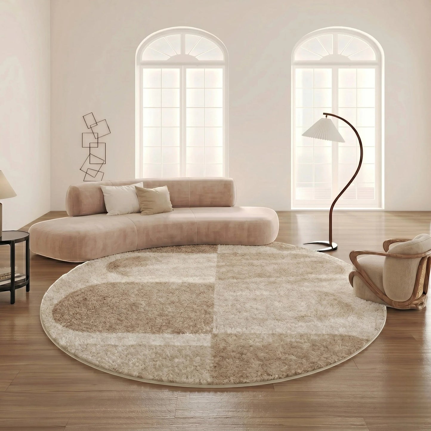 Tapis rond beige blocs géométriques dans un salon lumineux avec canapé crème et fauteuil bouclé
