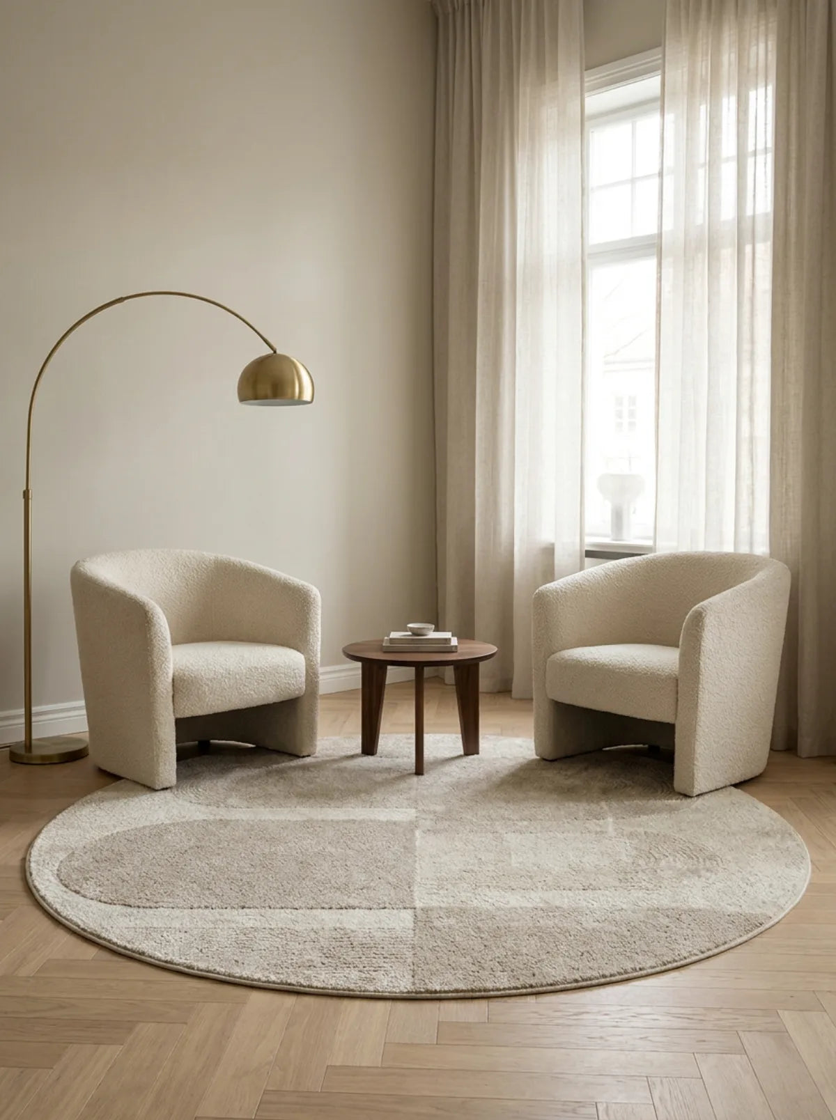 Tapis rond beige blocs géométriques dans un salon épuré