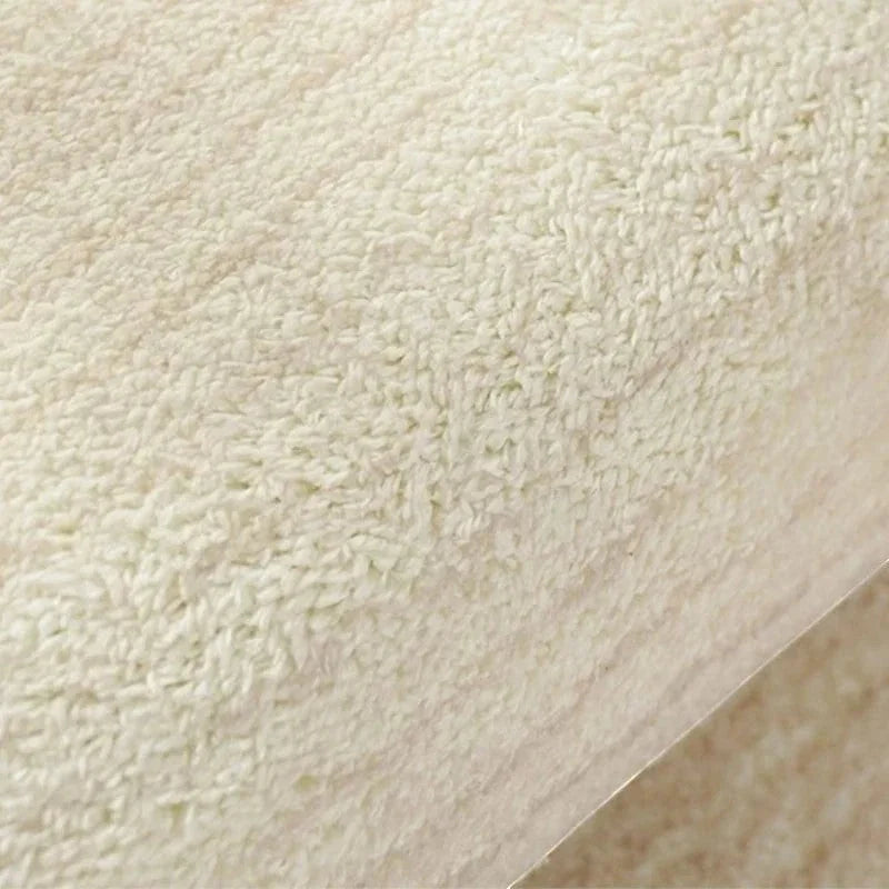 Vue macro des fibres denses du tapis rond beige cercles concentriques en polyester tissé Wilton