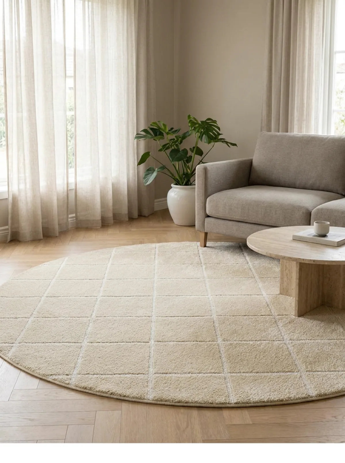 Tapis rond beige grille géométrique dans un salon épuré
