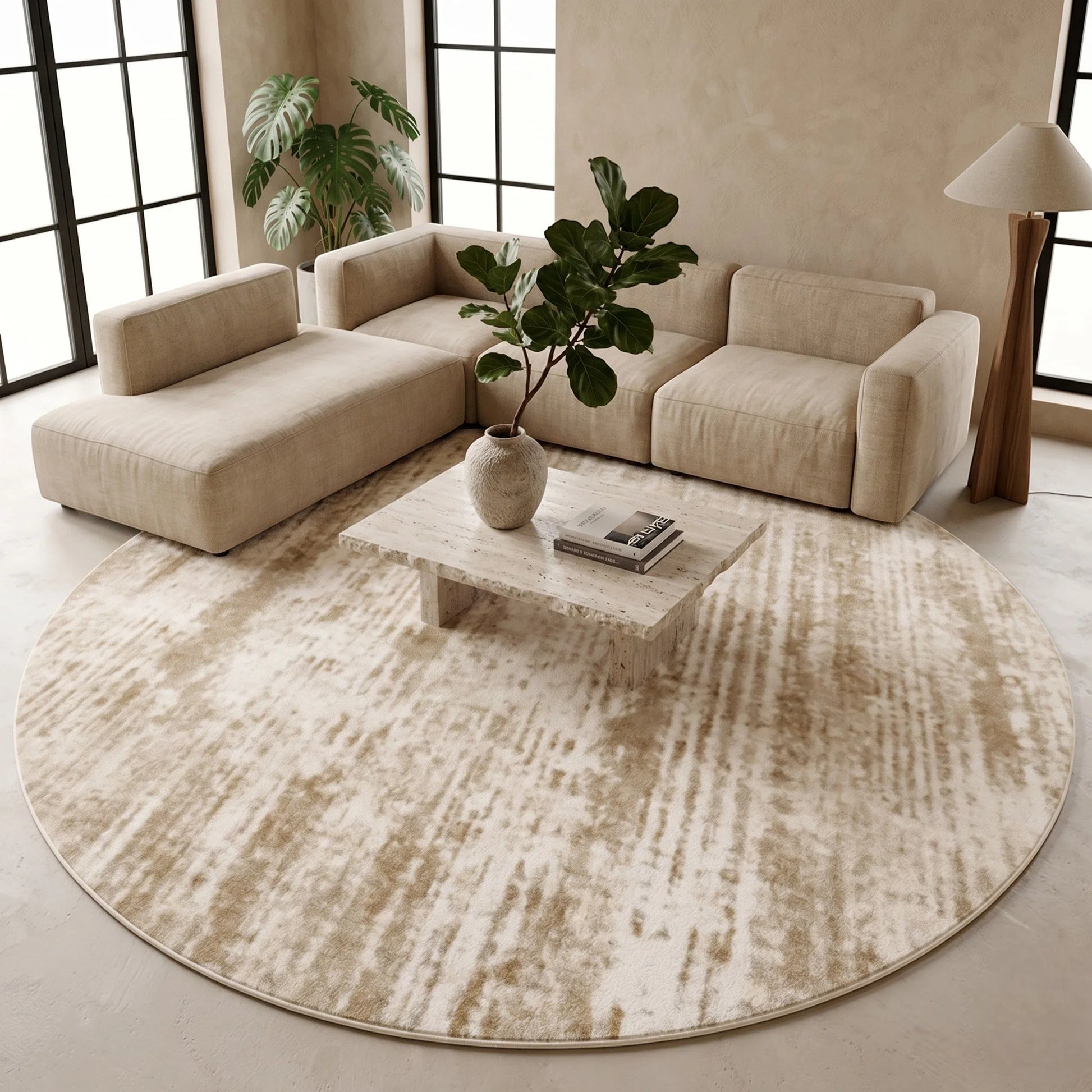 Détail des stries verticales beige doré du tapis rond beige minimaliste balayé