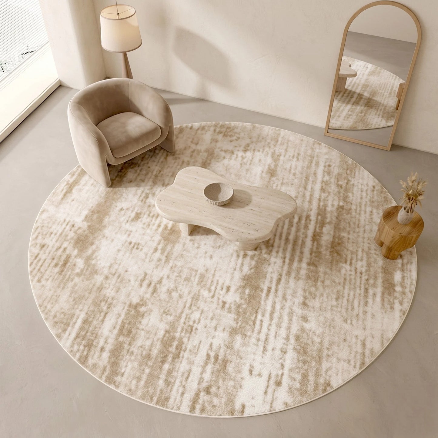 Rendu naturel du tapis rond beige minimaliste balayé en lumière du jour