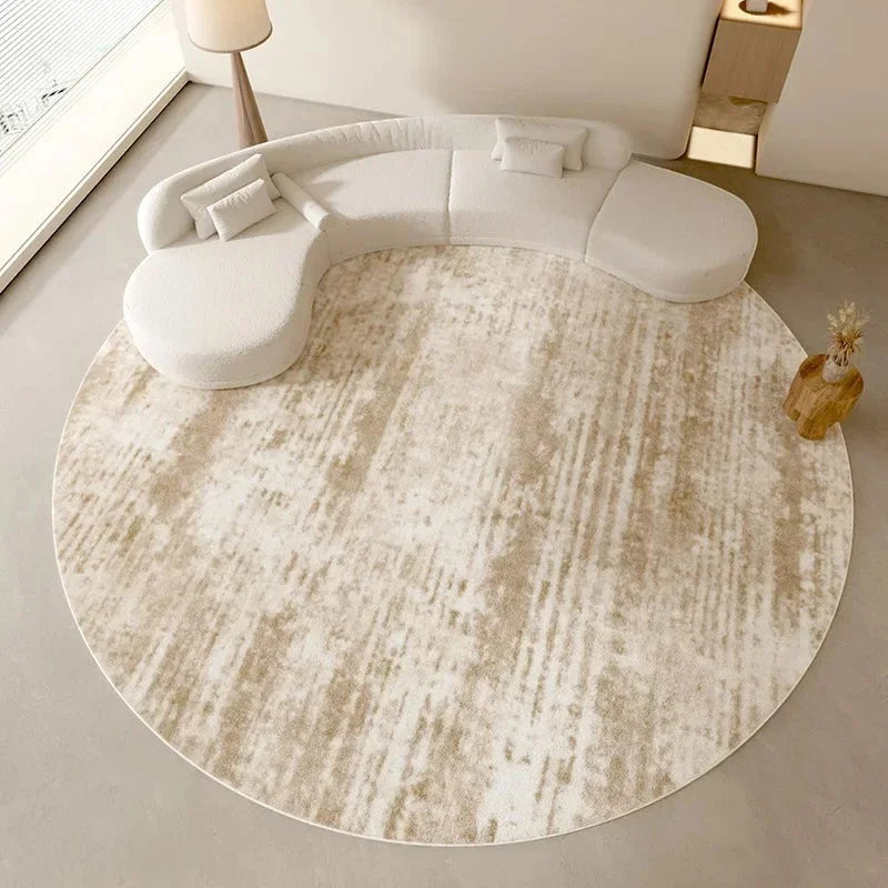 Tapis rond beige minimaliste balayé dans un salon zen contemporain