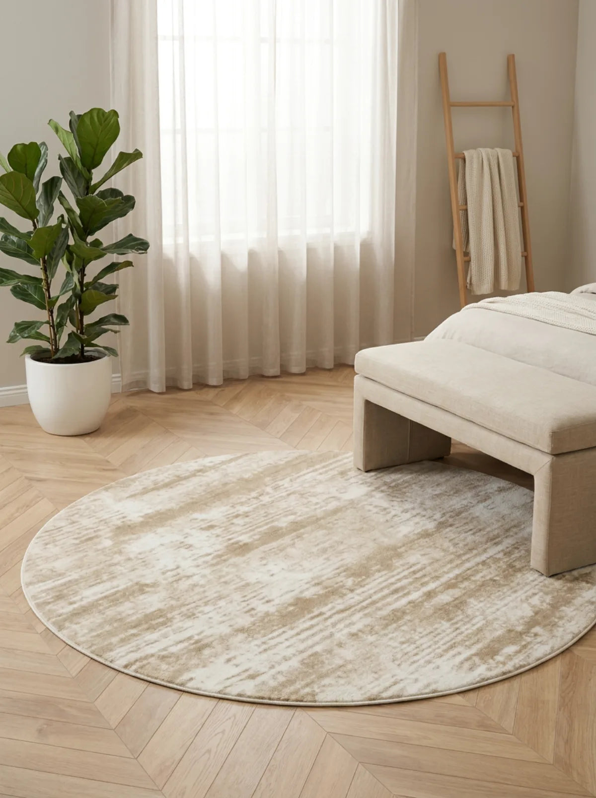 Tapis rond beige minimaliste balayé dans une chambre lumineuse