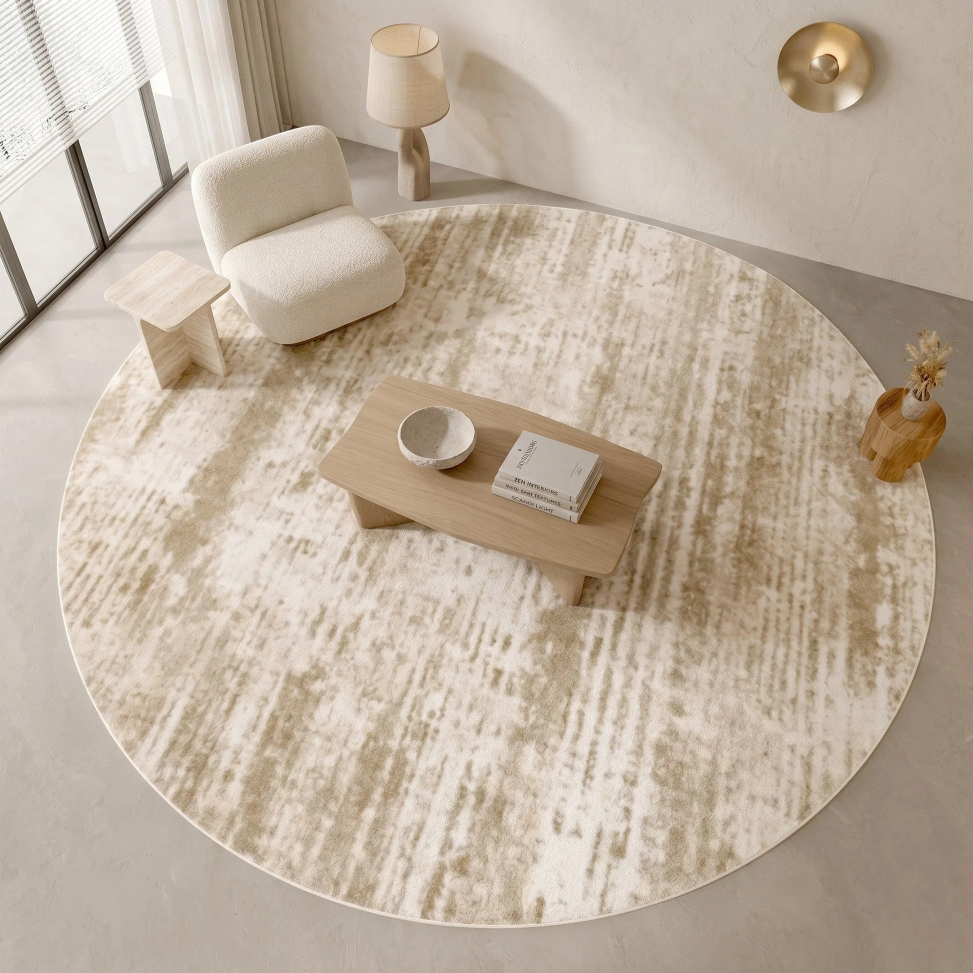 Vue d'angle du tapis rond beige minimaliste balayé