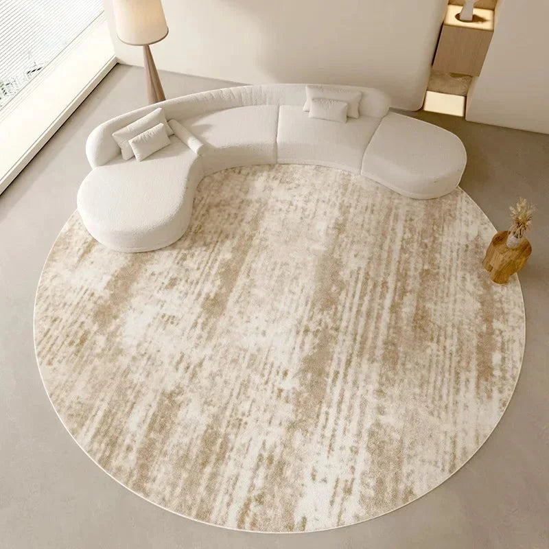 Vue rapprochée du velours du tapis rond beige minimaliste balayé
