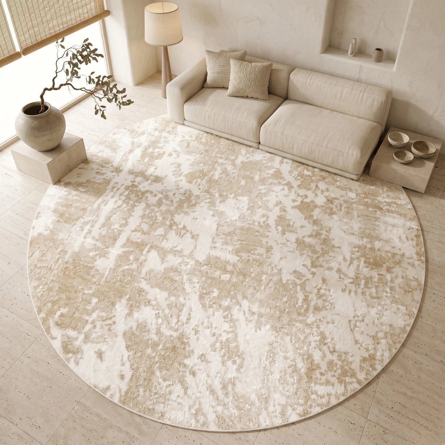 Détail des marbrures beige sablé du tapis rond beige minimaliste marbré