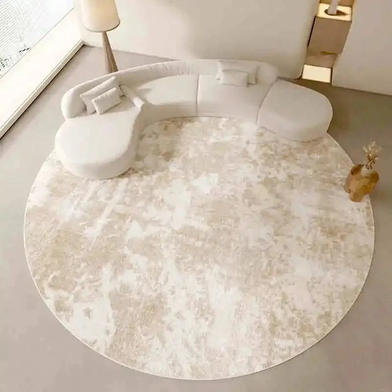Tapis rond beige minimaliste marbré dans un salon cocon contemporain
