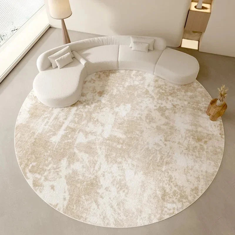 Tapis rond beige minimaliste marbré dans un salon esprit japandi