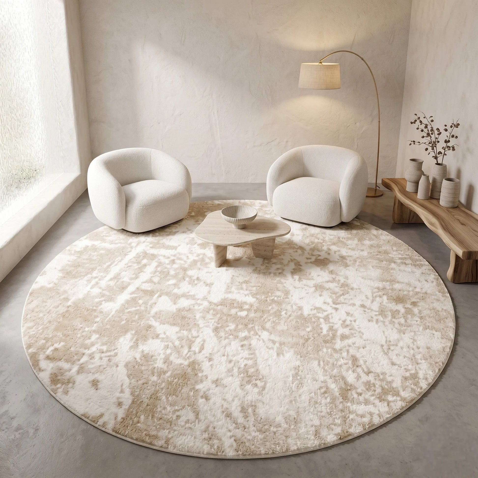 Vue d'angle du tapis rond beige minimaliste marbré