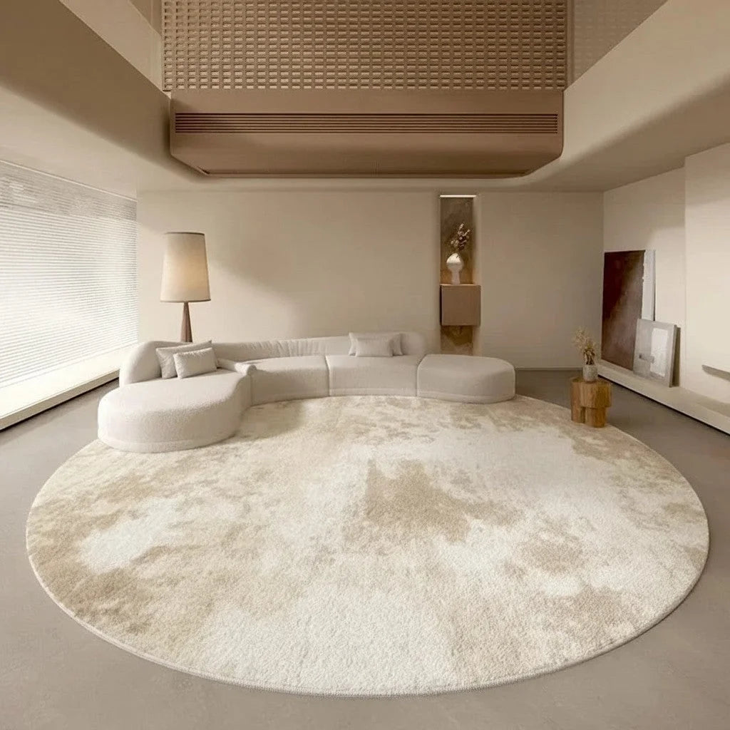 Détail des nuages diffus beige sable du tapis rond beige minimaliste nuages
