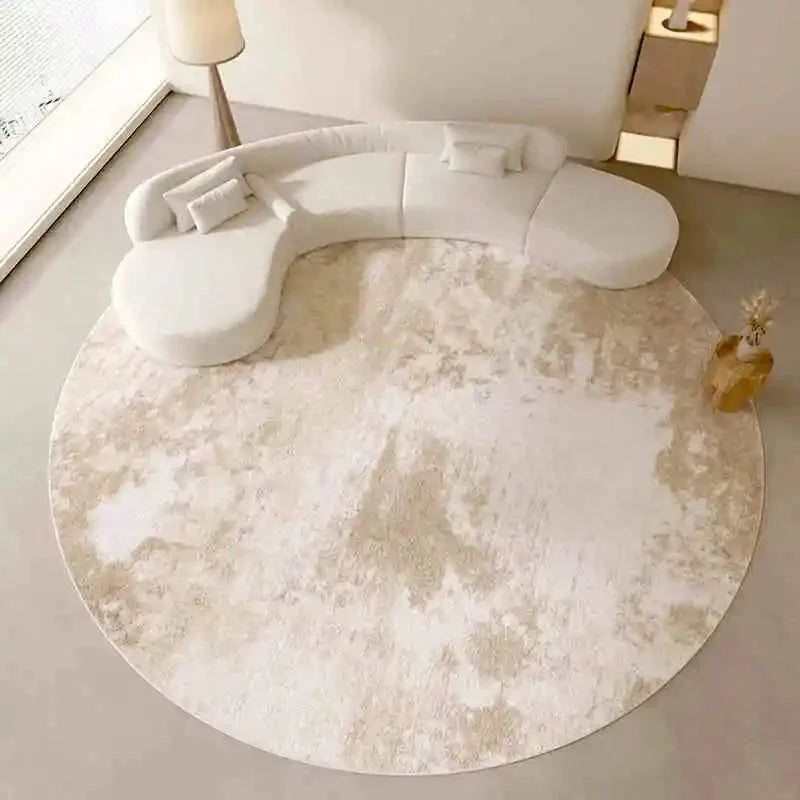 Tapis rond beige minimaliste nuages dans un salon avec parquet point de Hongrie