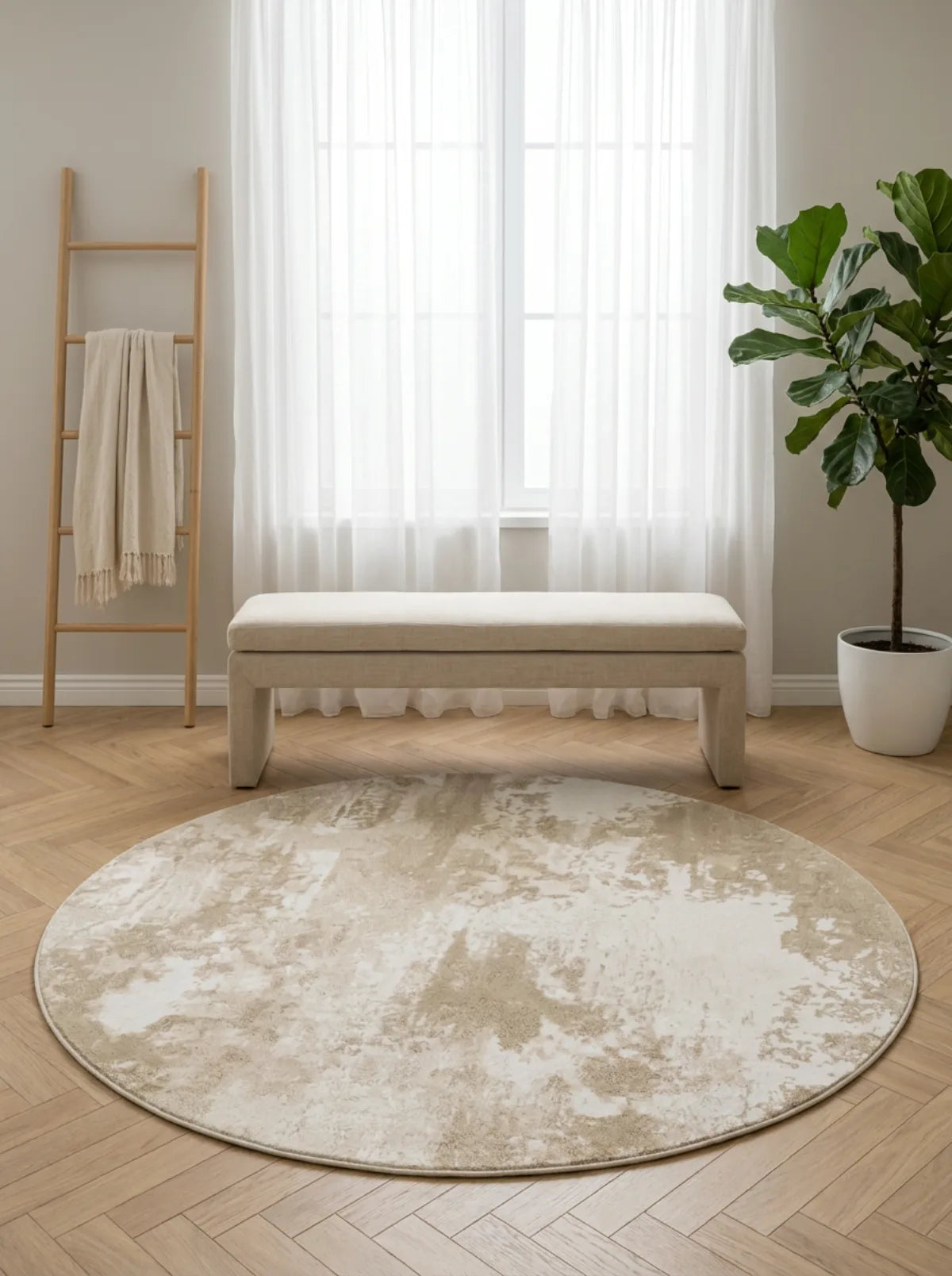 Tapis rond beige minimaliste nuages dans une chambre lumineuse