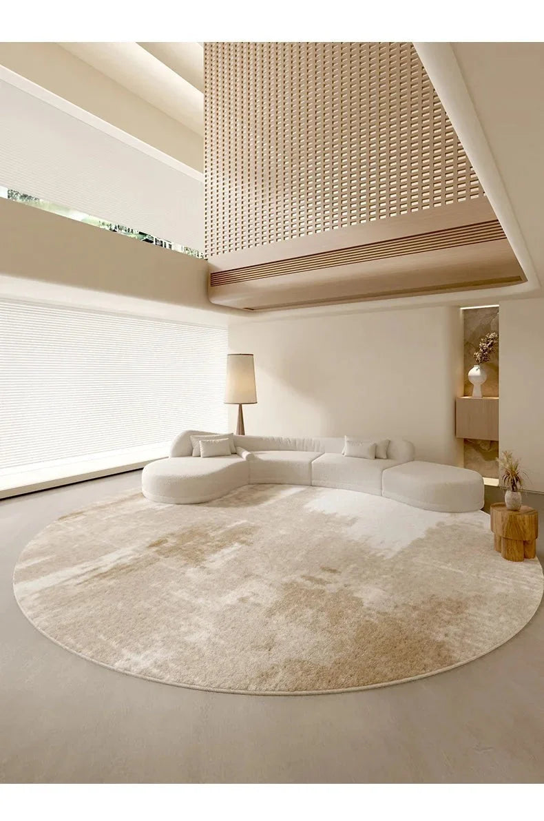 Détail des taches diffuses beige sable du tapis rond beige minimaliste taches