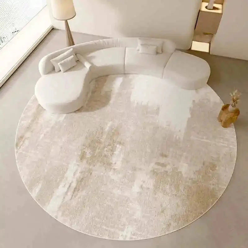 Tapis rond beige minimaliste taches dans un salon cocon contemporain