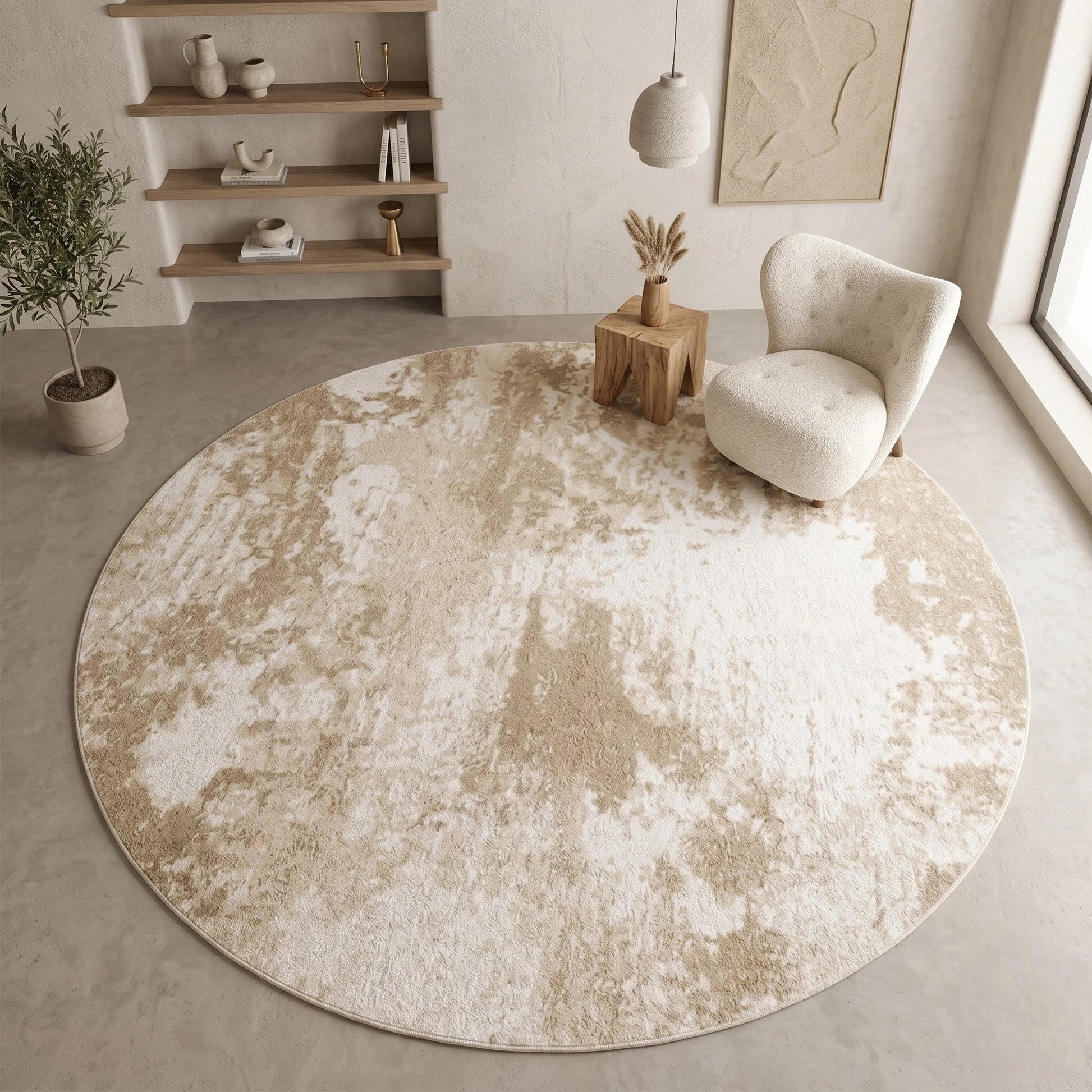 Vue d'angle du tapis rond beige minimaliste taches