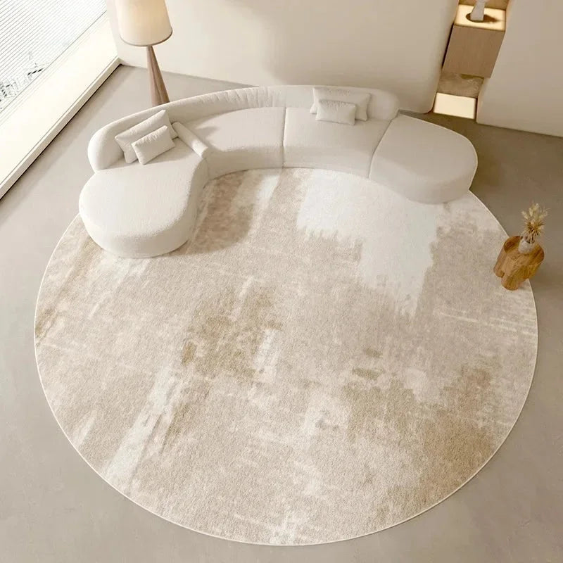 Vue zoomée du motif tacheté du tapis rond beige minimaliste taches