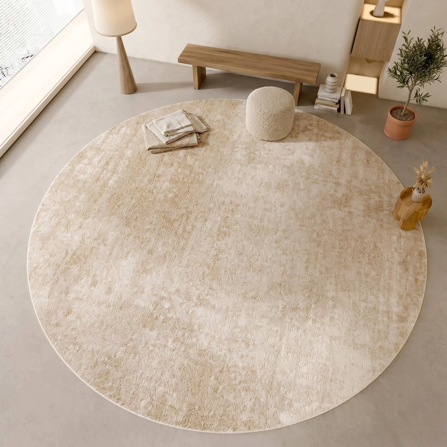 Détail du velours beige uni du tapis rond beige minimaliste uni