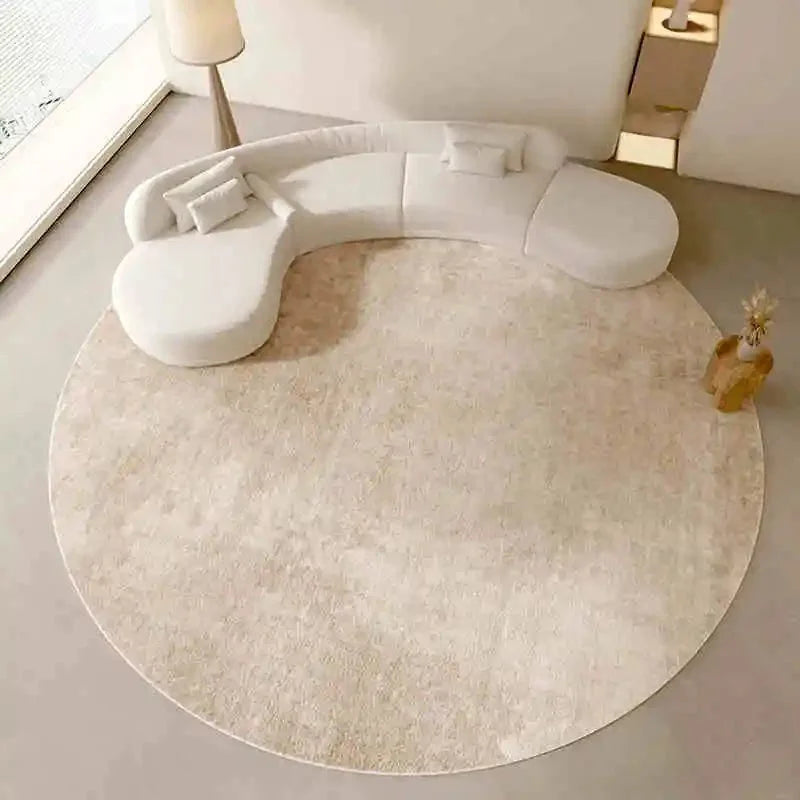 Tapis rond beige minimaliste uni dans un studio épuré contemporain