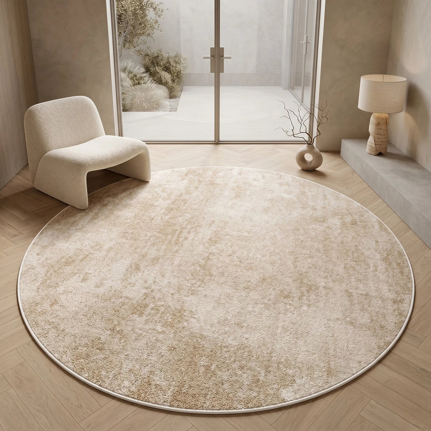 Vue d'angle du tapis rond beige minimaliste uni