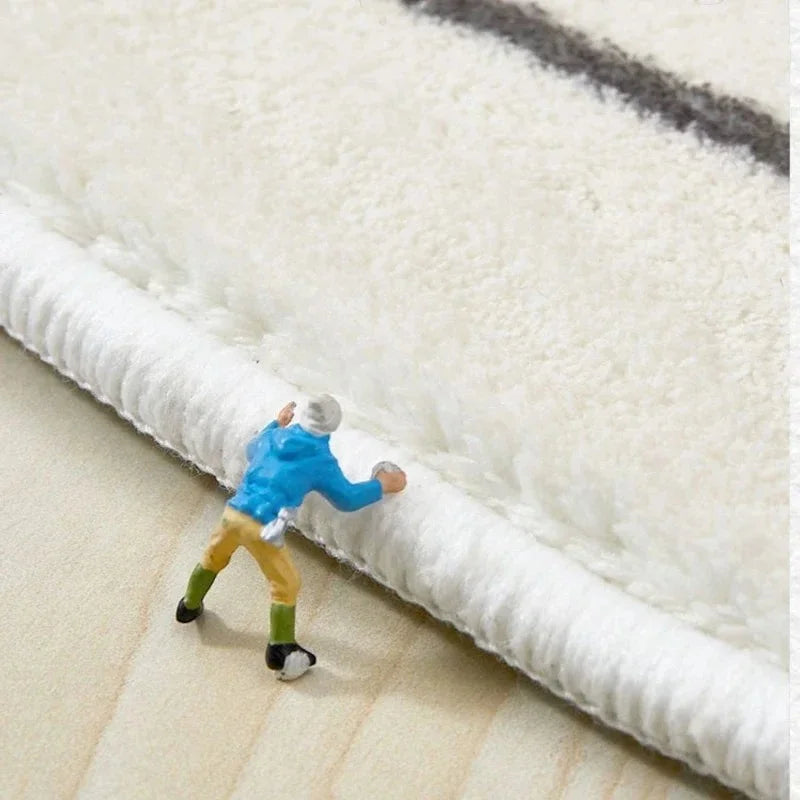 Vue zoomée du grain du velours beige du tapis rond beige minimaliste uni