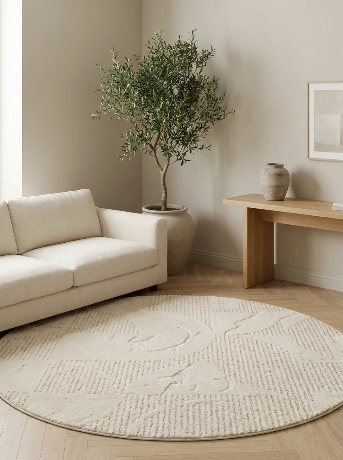 Tapis rond beige motif vagues dans un salon épuré