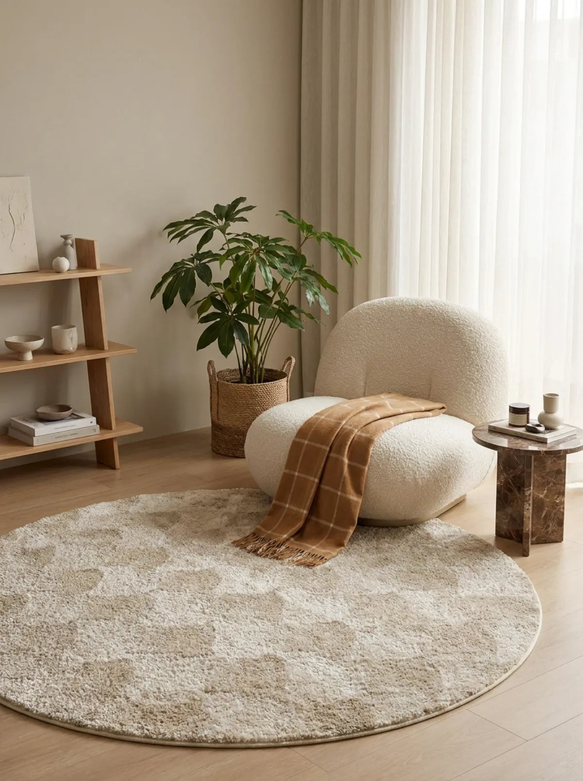 Tapis rond beige patchwork de diamants dans un salon épuré