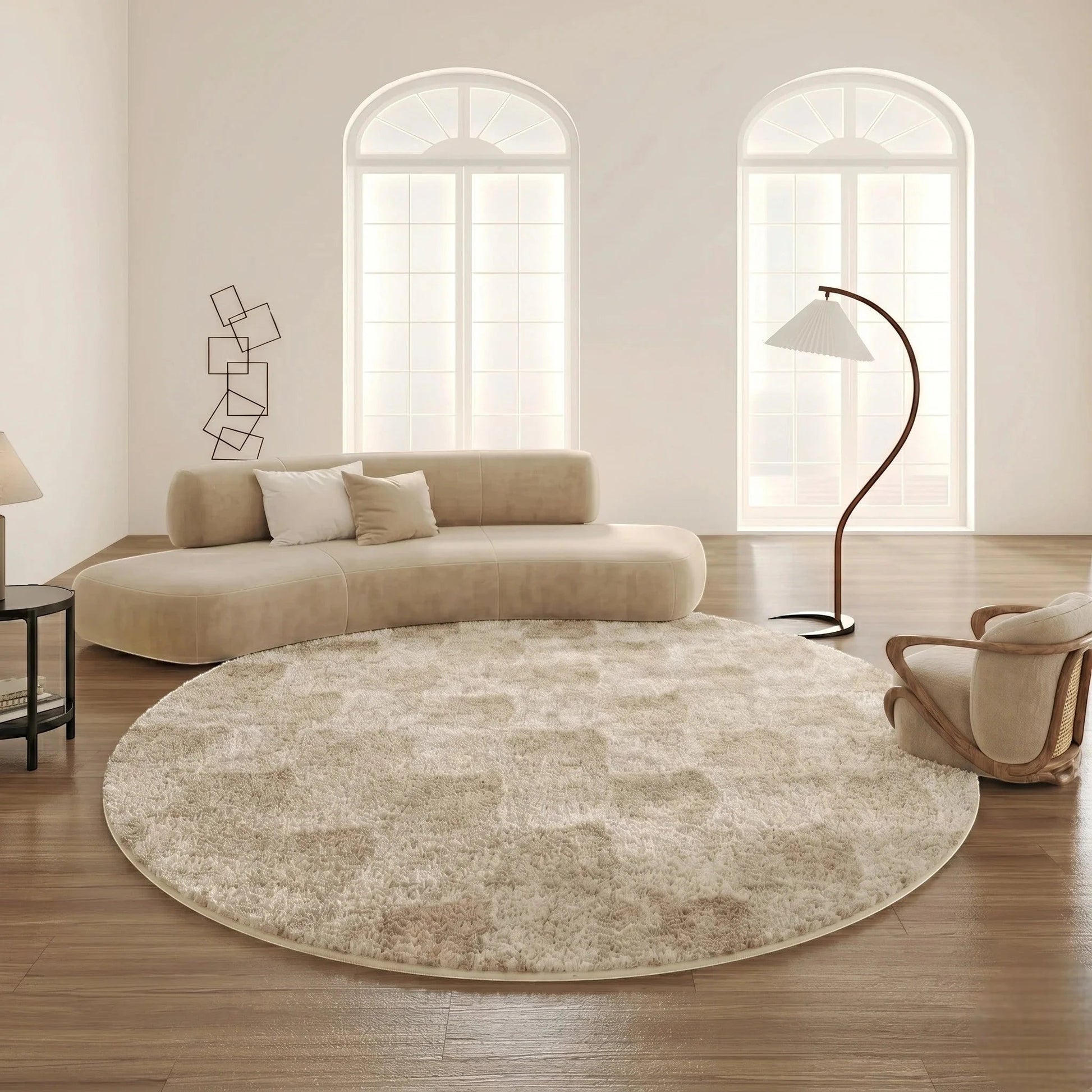 Tapis rond beige patchwork de diamants posé devant un canapé crème